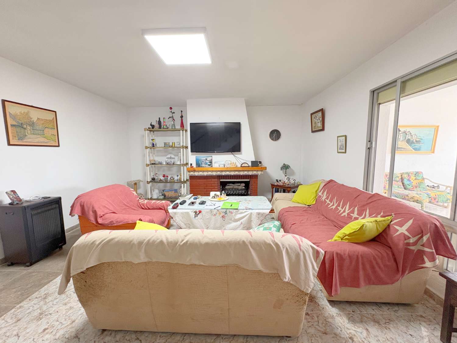 Dúplex de 4 dormitorios con 3 terrazas y vistas despejadas junto a Avenida Principal