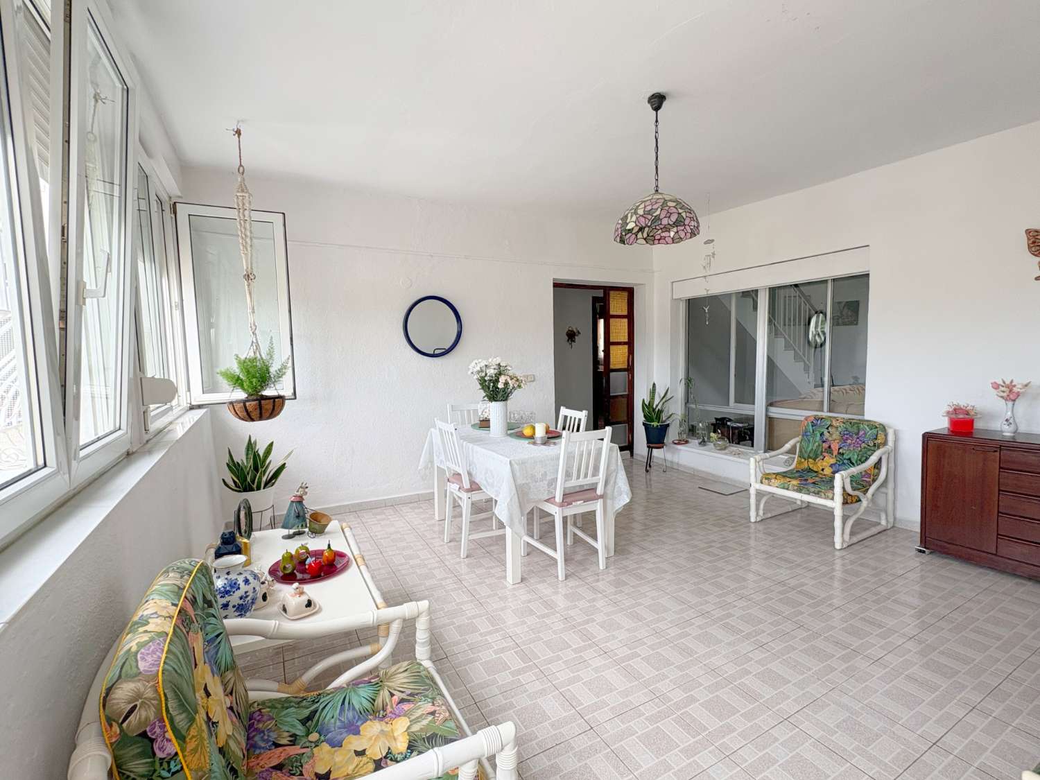 Dúplex de 4 dormitorios con 3 terrazas y vistas despejadas junto a Avenida Principal