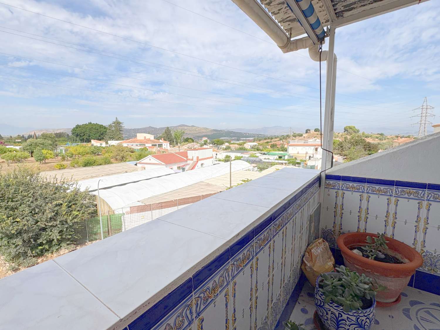 Dúplex de 4 dormitorios con 3 terrazas y vistas despejadas junto a Avenida Principal