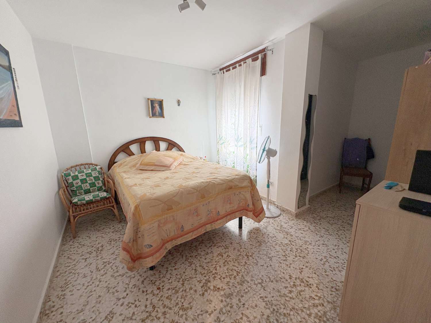 Dúplex de 4 dormitorios con 3 terrazas y vistas despejadas junto a Avenida Principal