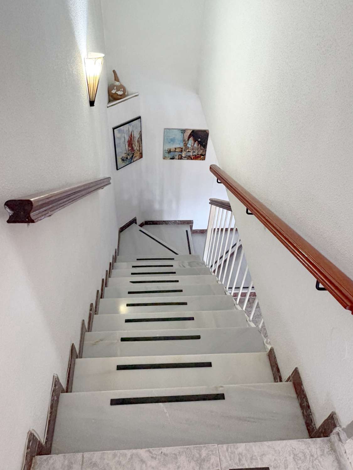 Dúplex de 4 dormitorios con 3 terrazas y vistas despejadas junto a Avenida Principal