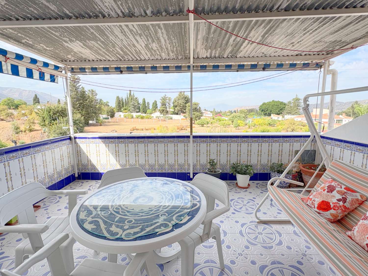 Dúplex de 4 dormitorios con 3 terrazas y vistas despejadas junto a Avenida Principal