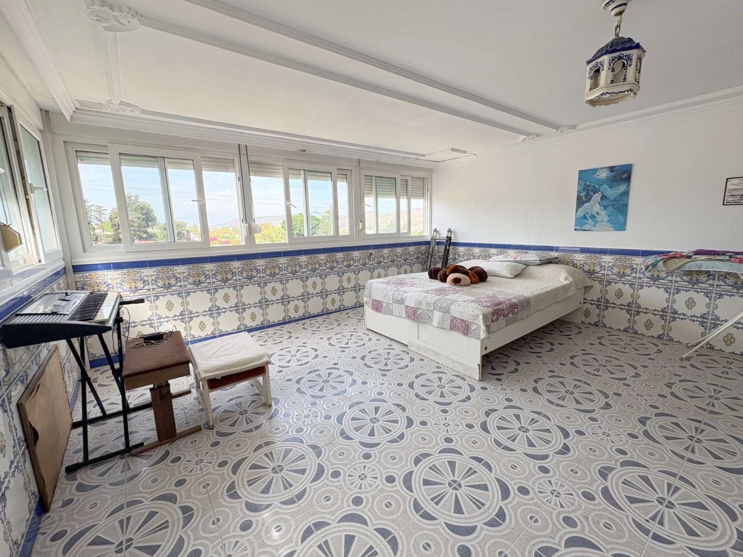 Dúplex de 4 dormitorios con 3 terrazas y vistas despejadas junto a Avenida Principal