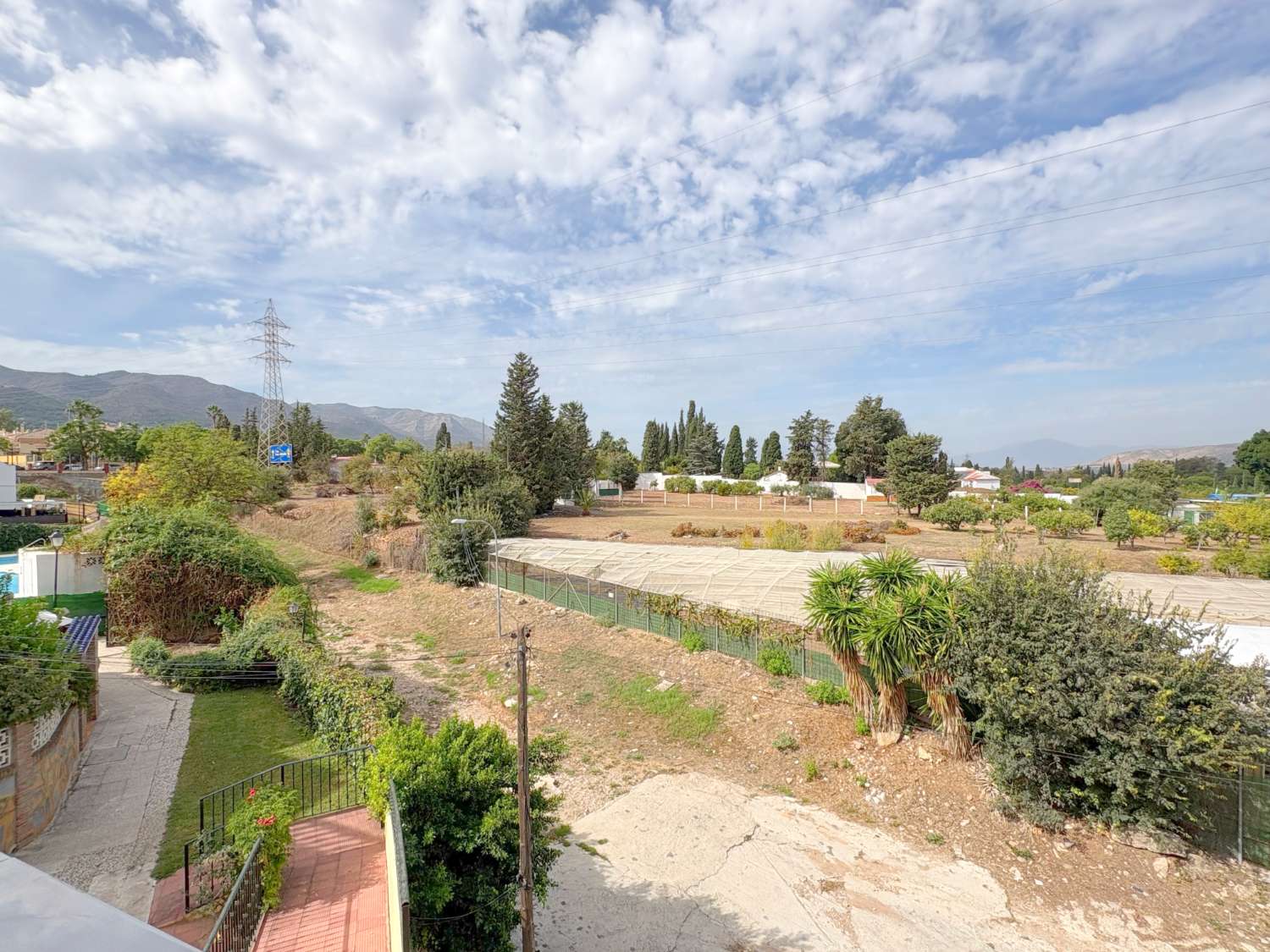 Dúplex de 4 dormitorios con 3 terrazas y vistas despejadas junto a Avenida Principal