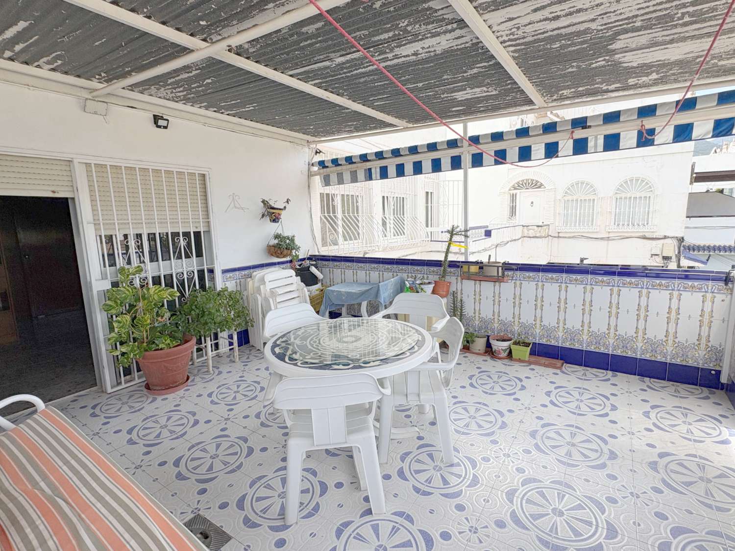 Dúplex de 4 dormitorios con 3 terrazas y vistas despejadas junto a Avenida Principal