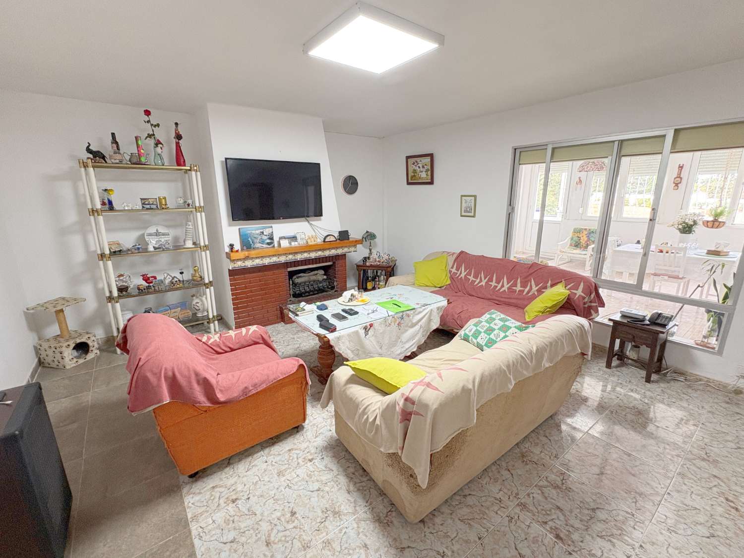 Dúplex de 4 dormitorios con 3 terrazas y vistas despejadas junto a Avenida Principal