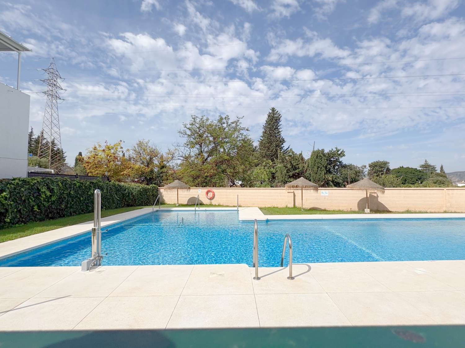 Dúplex de 4 dormitorios con 3 terrazas y vistas despejadas junto a Avenida Principal