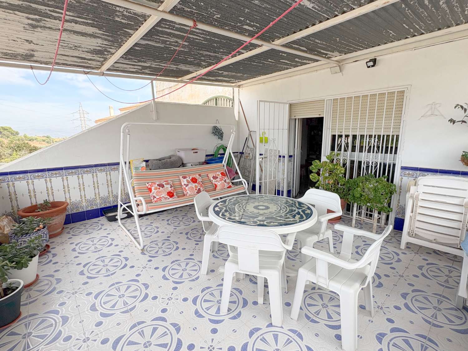 Dúplex de 4 dormitorios con 3 terrazas y vistas despejadas junto a Avenida Principal