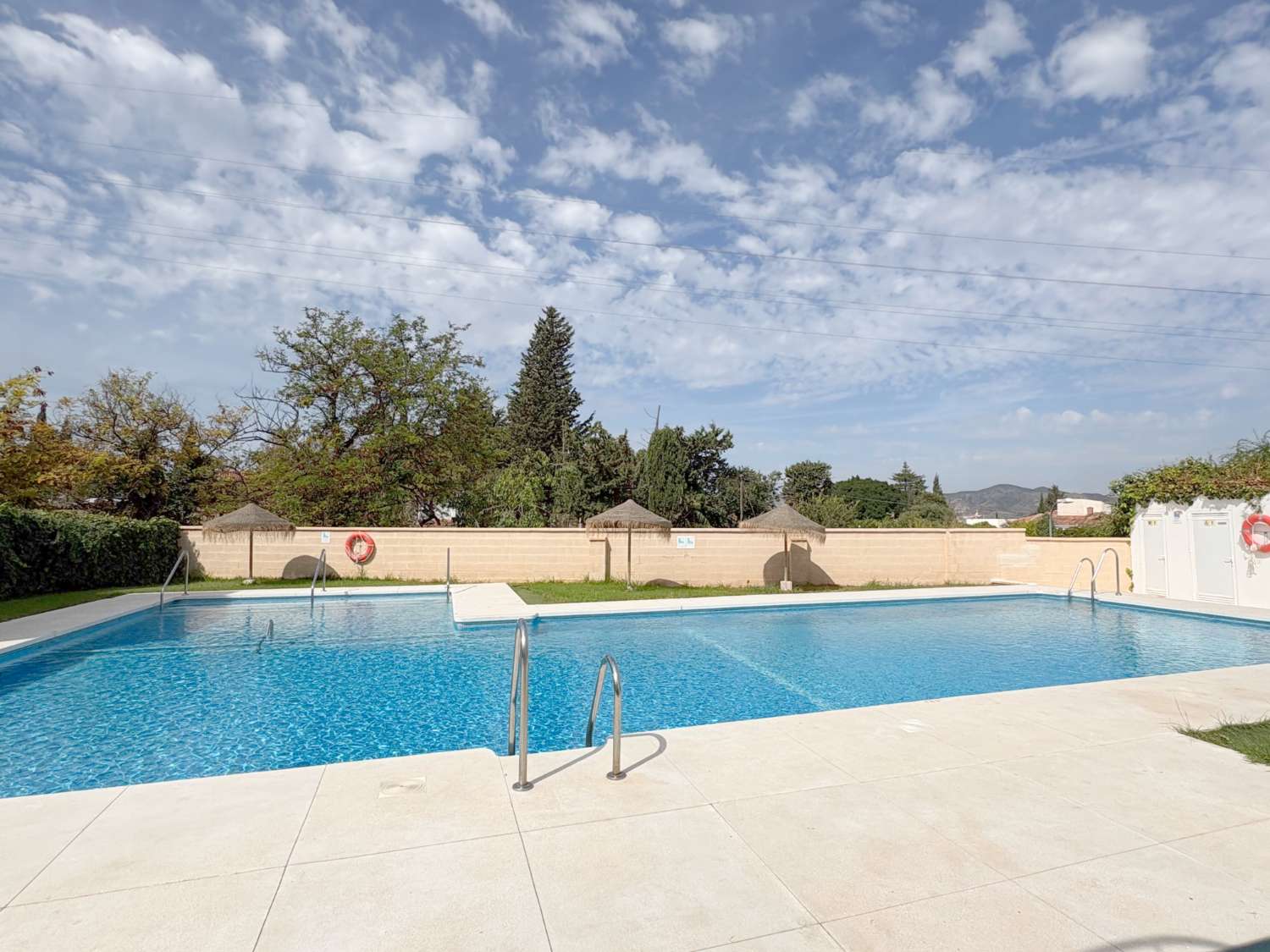 Dúplex de 4 dormitorios con 3 terrazas y vistas despejadas junto a Avenida Principal
