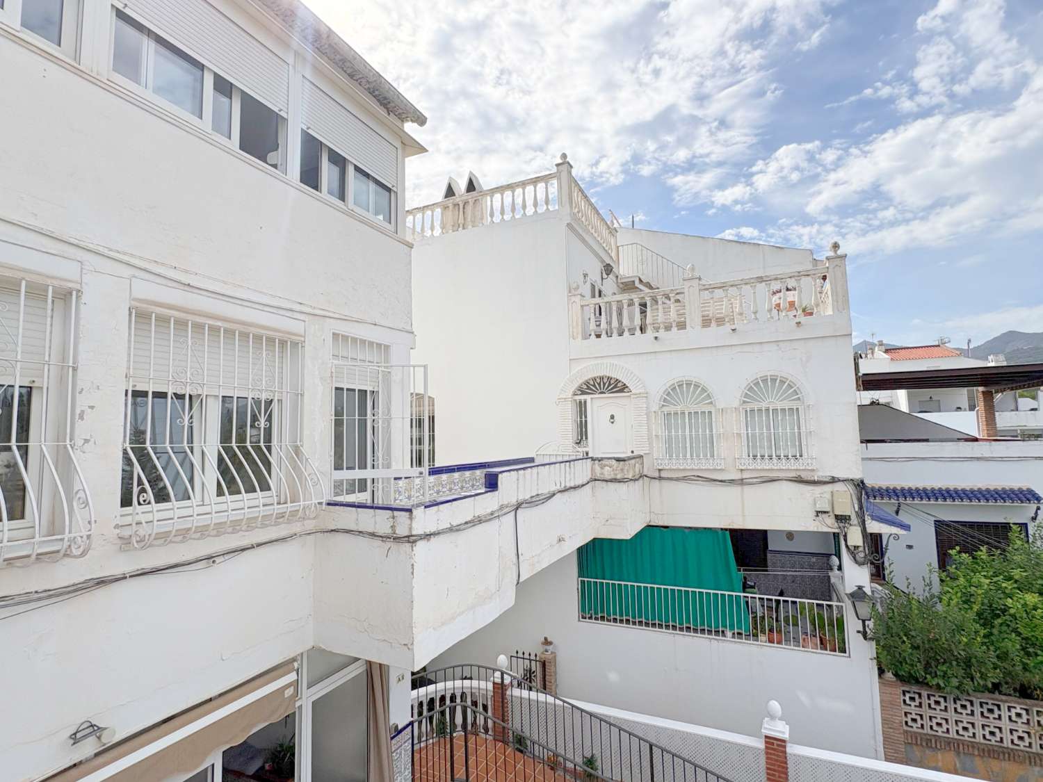 Dúplex de 4 dormitorios con 3 terrazas y vistas despejadas junto a Avenida Principal