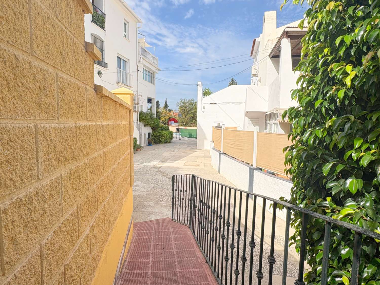 Dúplex de 4 dormitorios con 3 terrazas y vistas despejadas junto a Avenida Principal