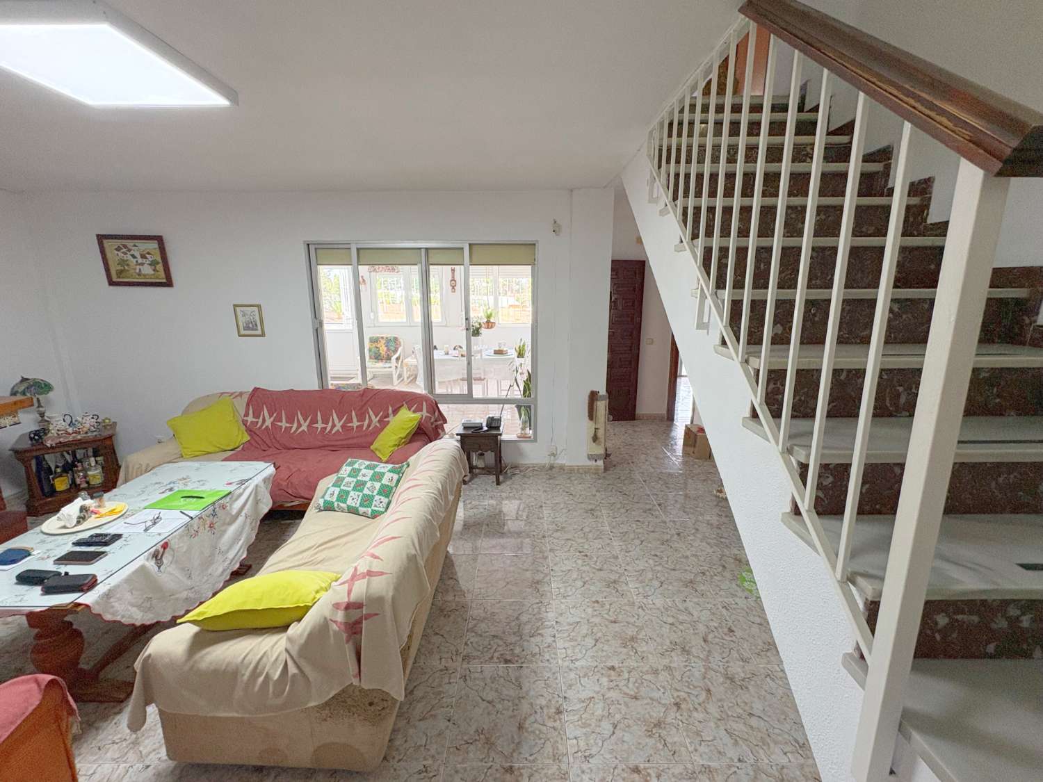 Dúplex de 4 dormitorios con 3 terrazas y vistas despejadas junto a Avenida Principal