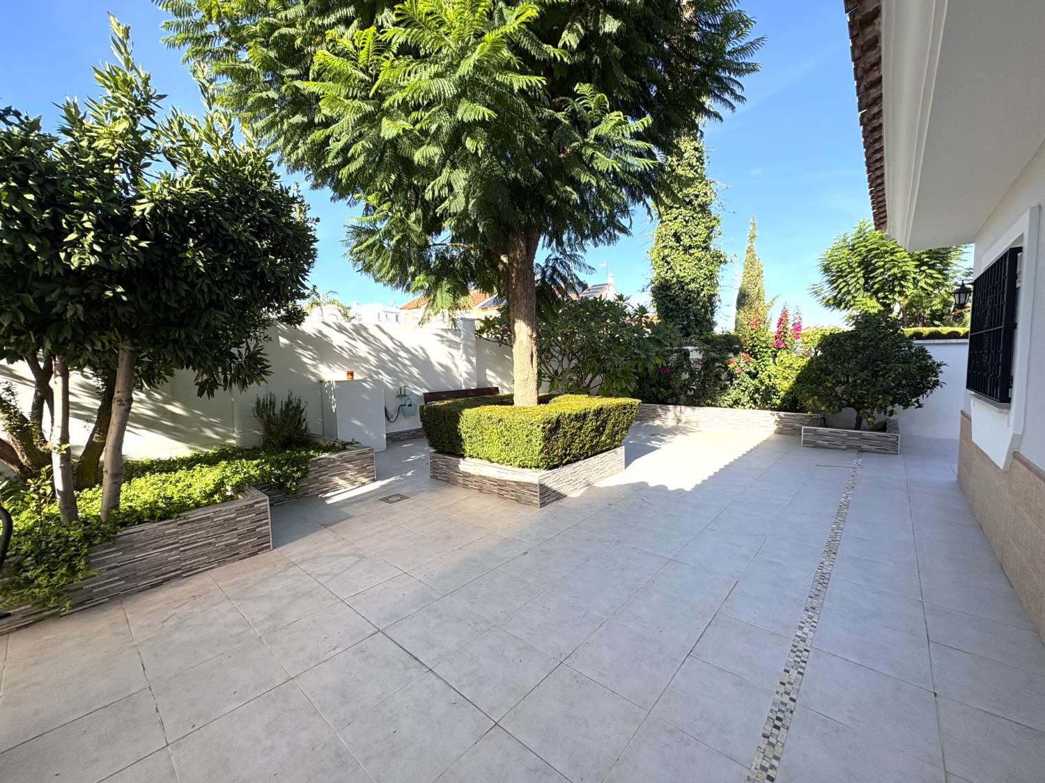 Chalet independiente en una sola planta con piscina y jardín en Alhaurín de la Torre