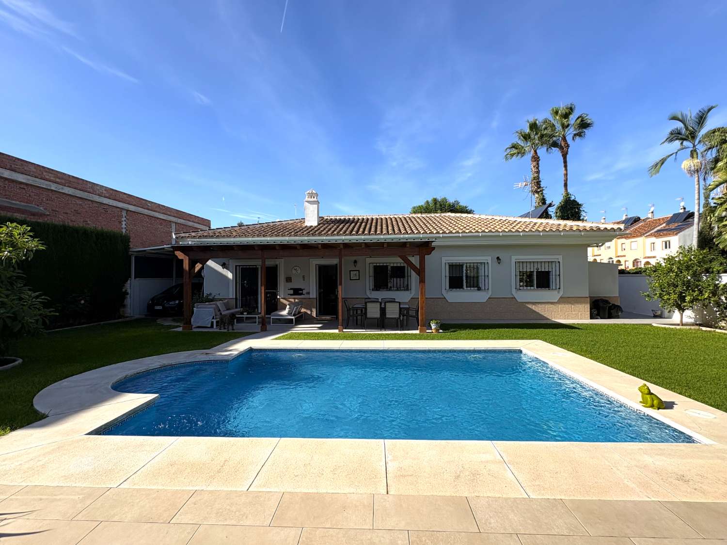 Chalet independiente en una sola planta con piscina y jardín en Alhaurín de la Torre