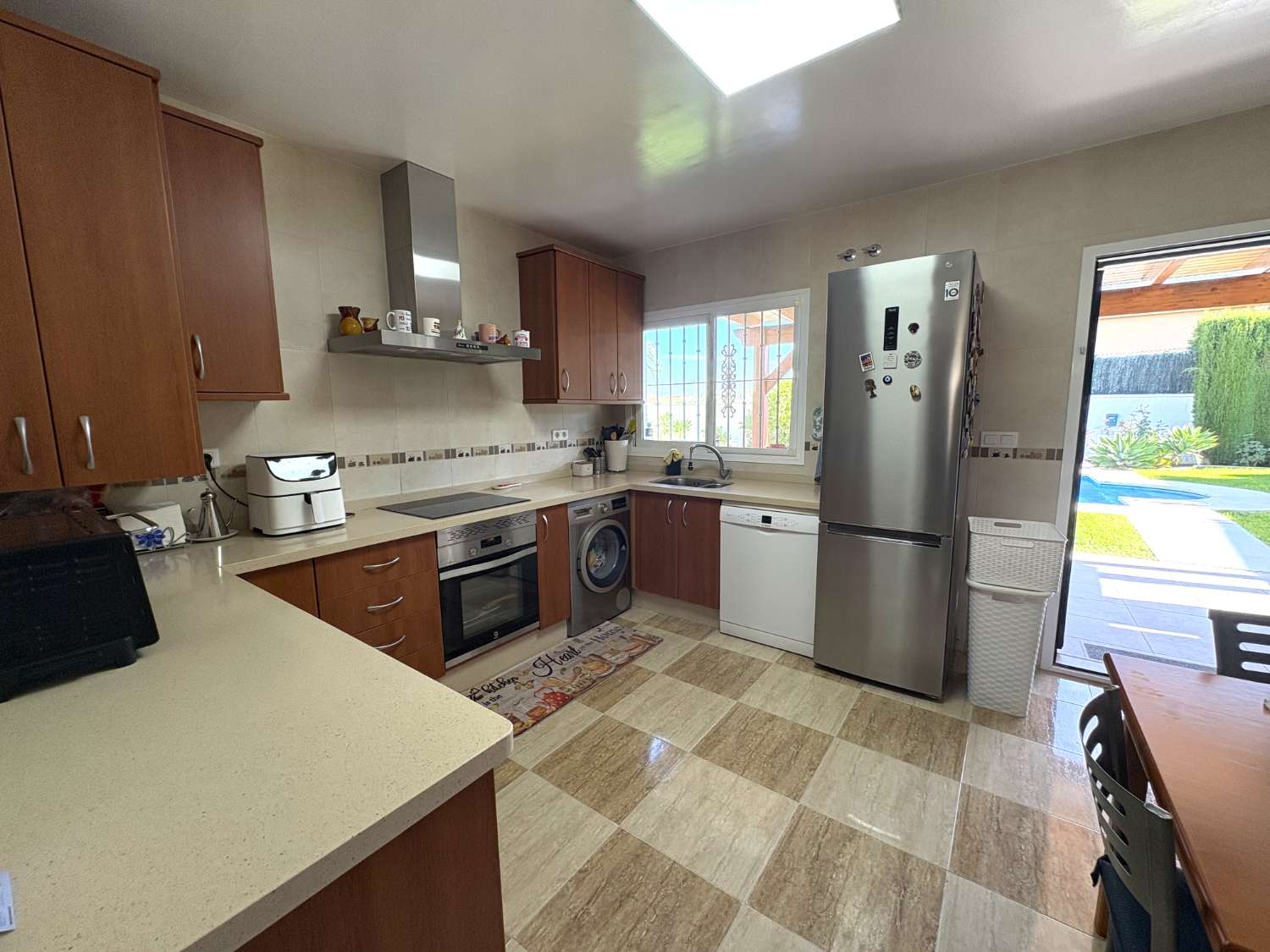 Chalet independiente en una sola planta con piscina y jardín en Alhaurín de la Torre