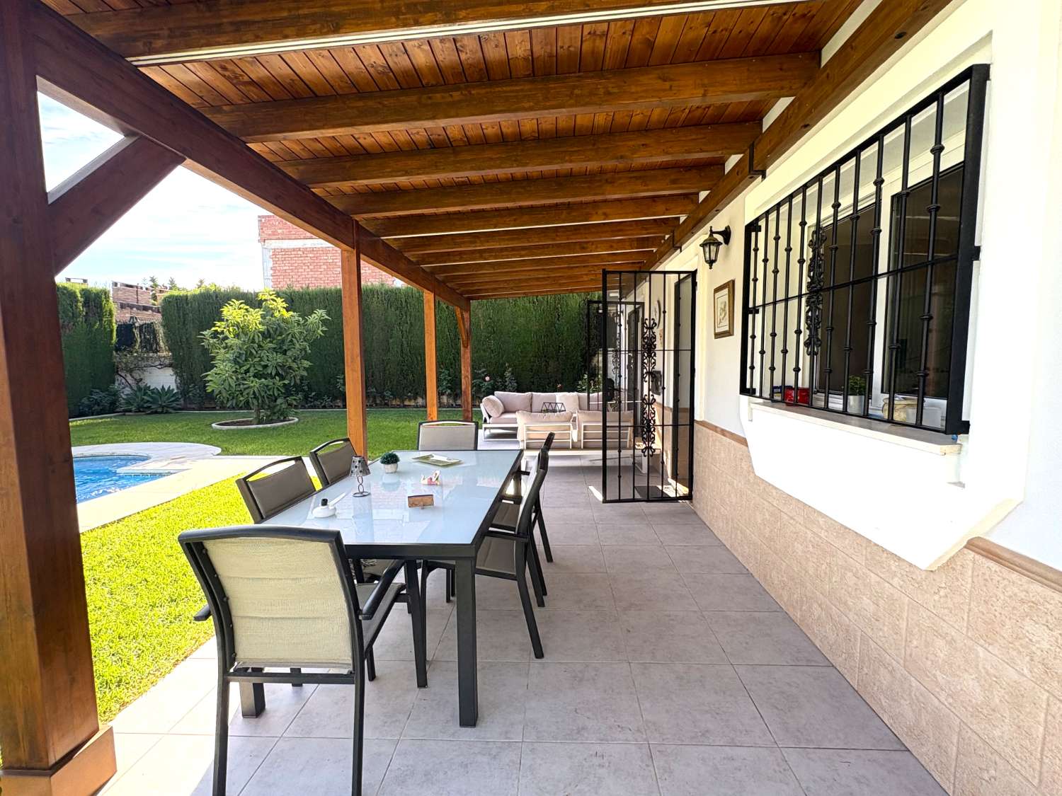 Chalet independiente en una sola planta con piscina y jardín en Alhaurín de la Torre