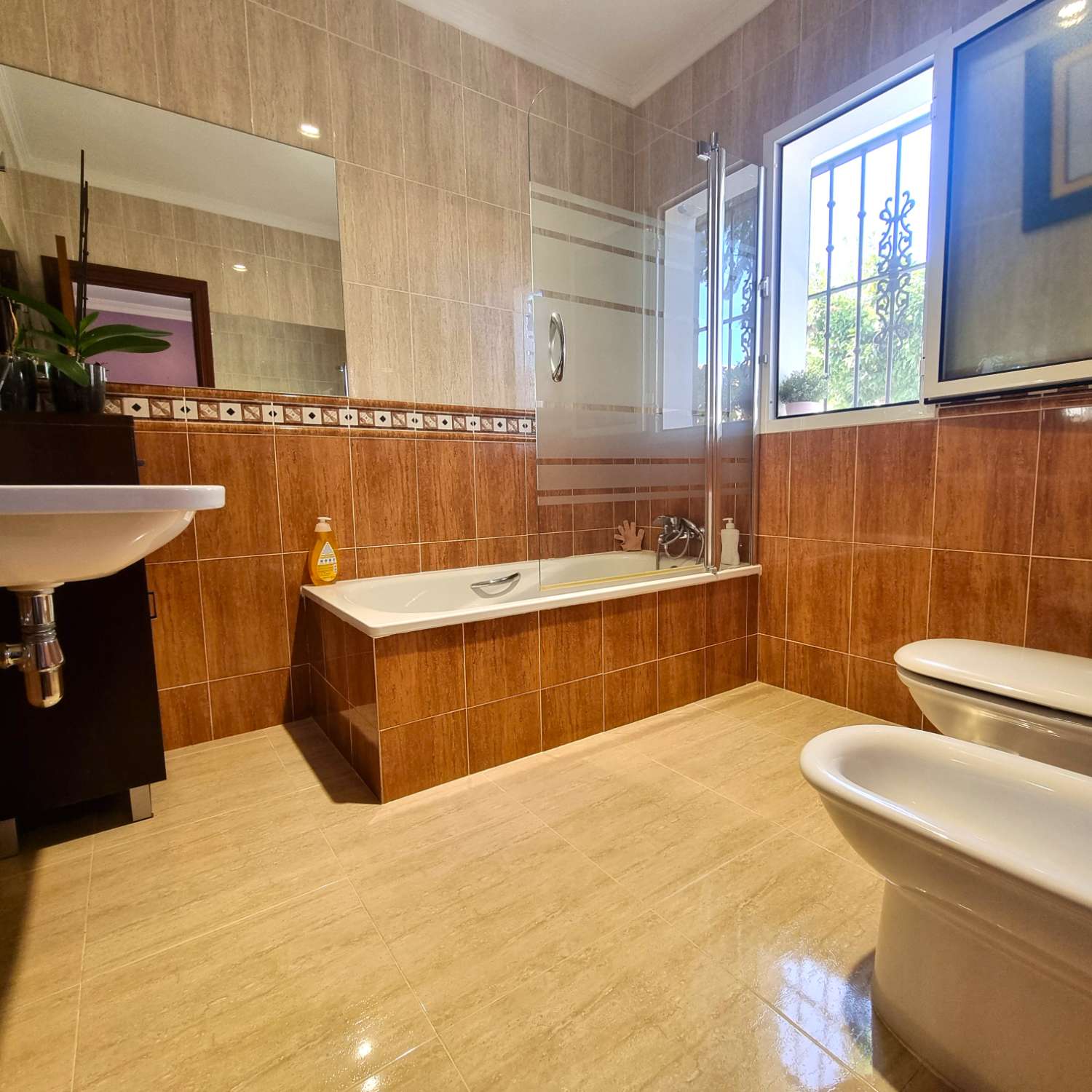 Chalet independiente en una sola planta con piscina y jardín en Alhaurín de la Torre
