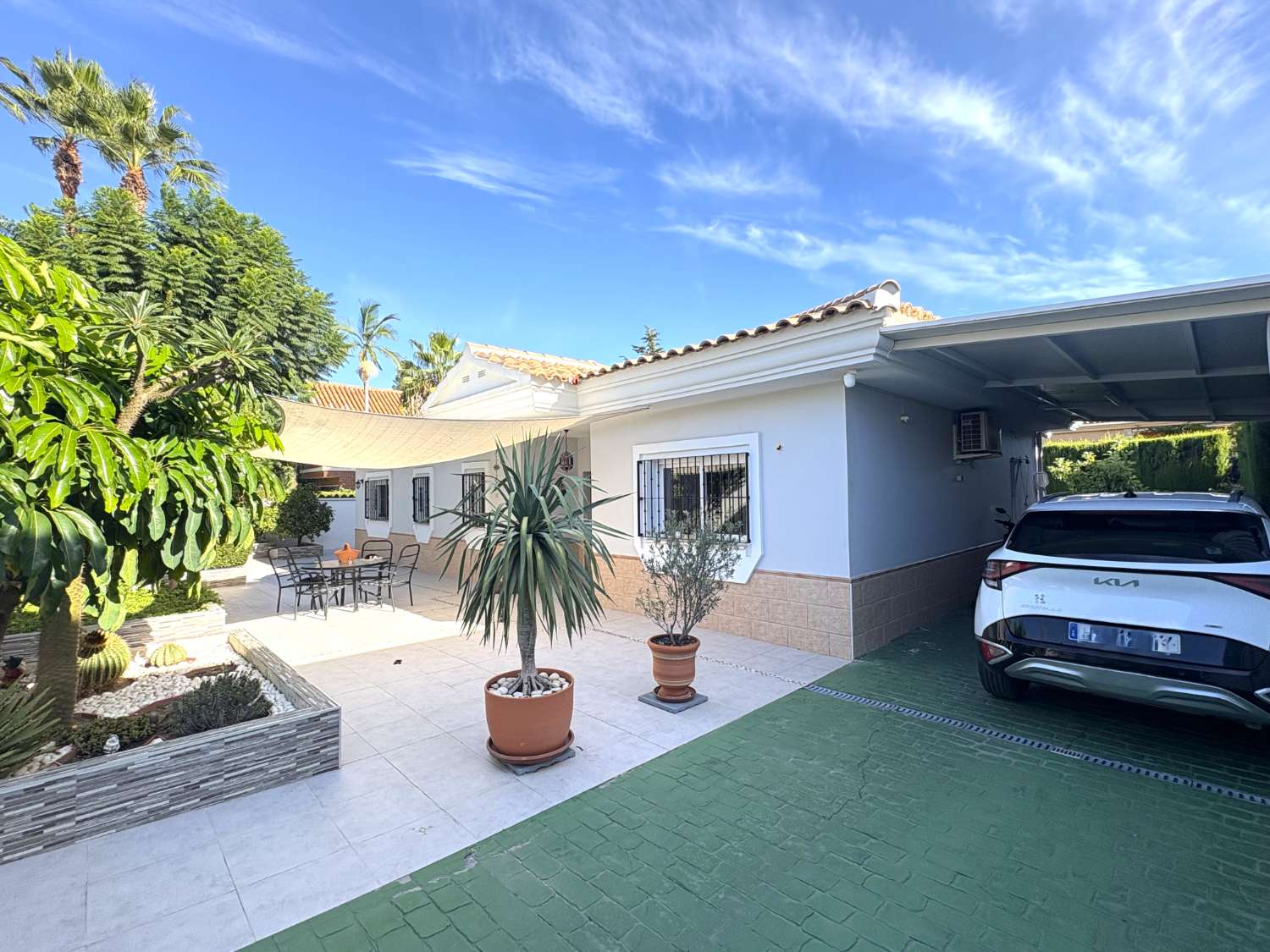 Chalet independiente en una sola planta con piscina y jardín en Alhaurín de la Torre