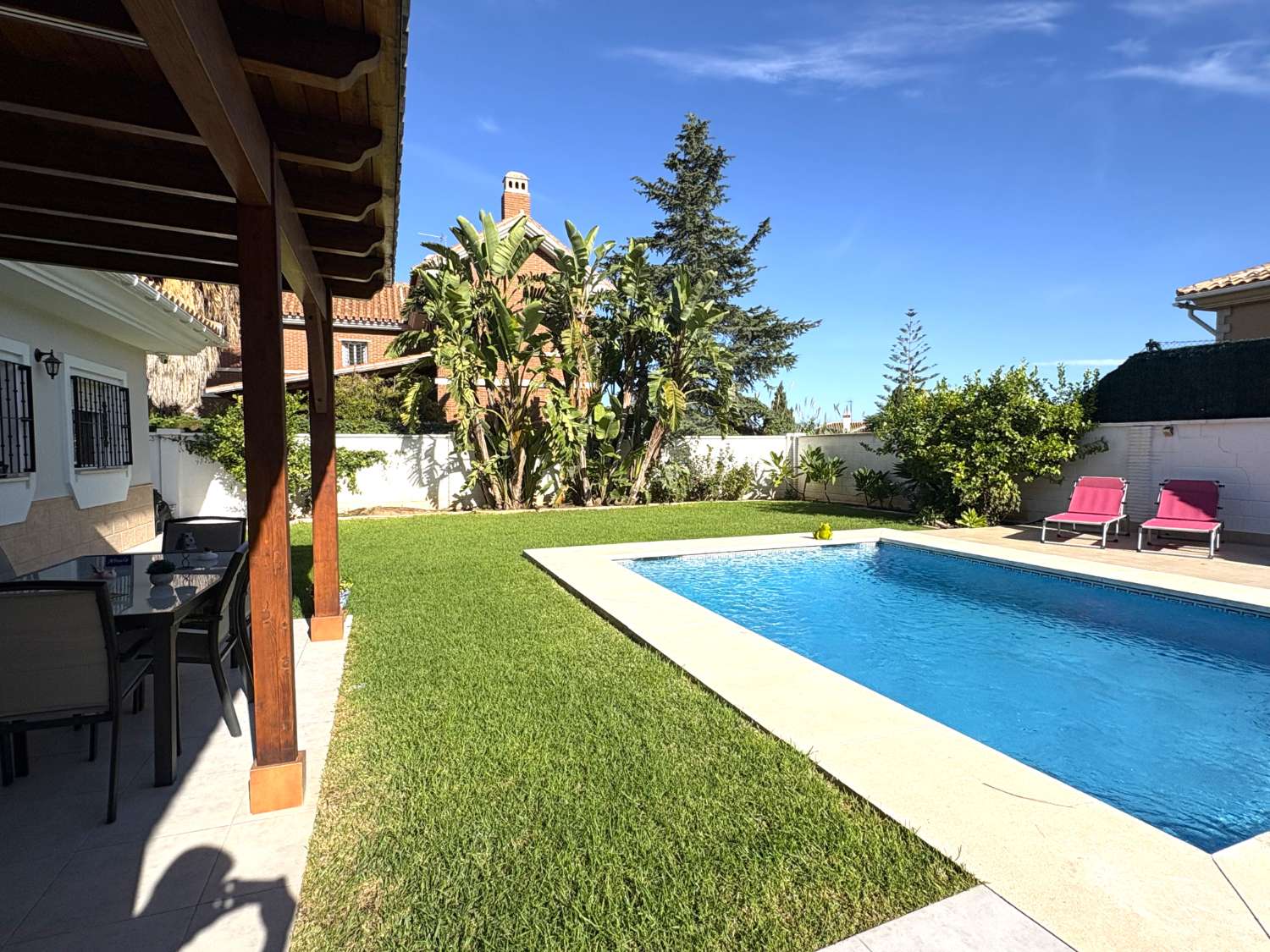 Chalet independiente en una sola planta con piscina y jardín en Alhaurín de la Torre