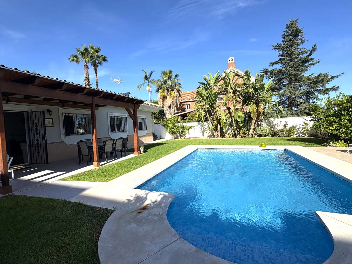 Chalet independiente en una sola planta con piscina y jardín en Alhaurín de la Torre