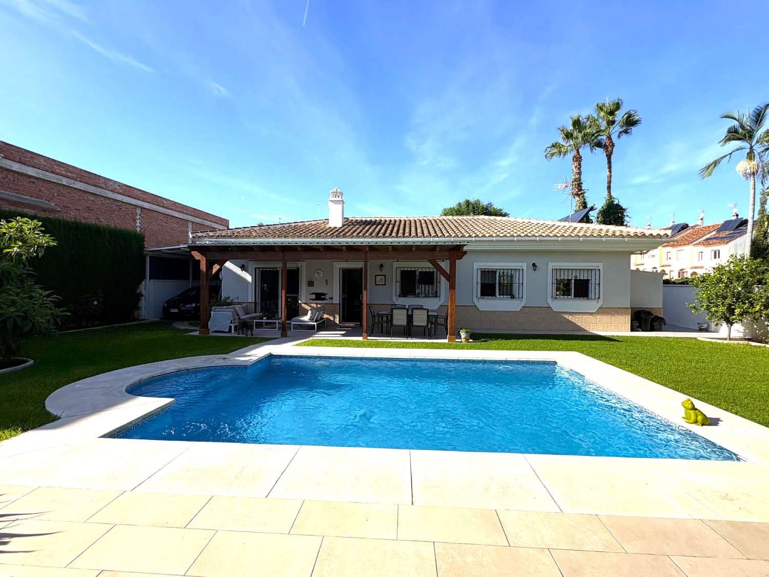 Chalet independiente en una sola planta con piscina y jardín en Alhaurín de la Torre