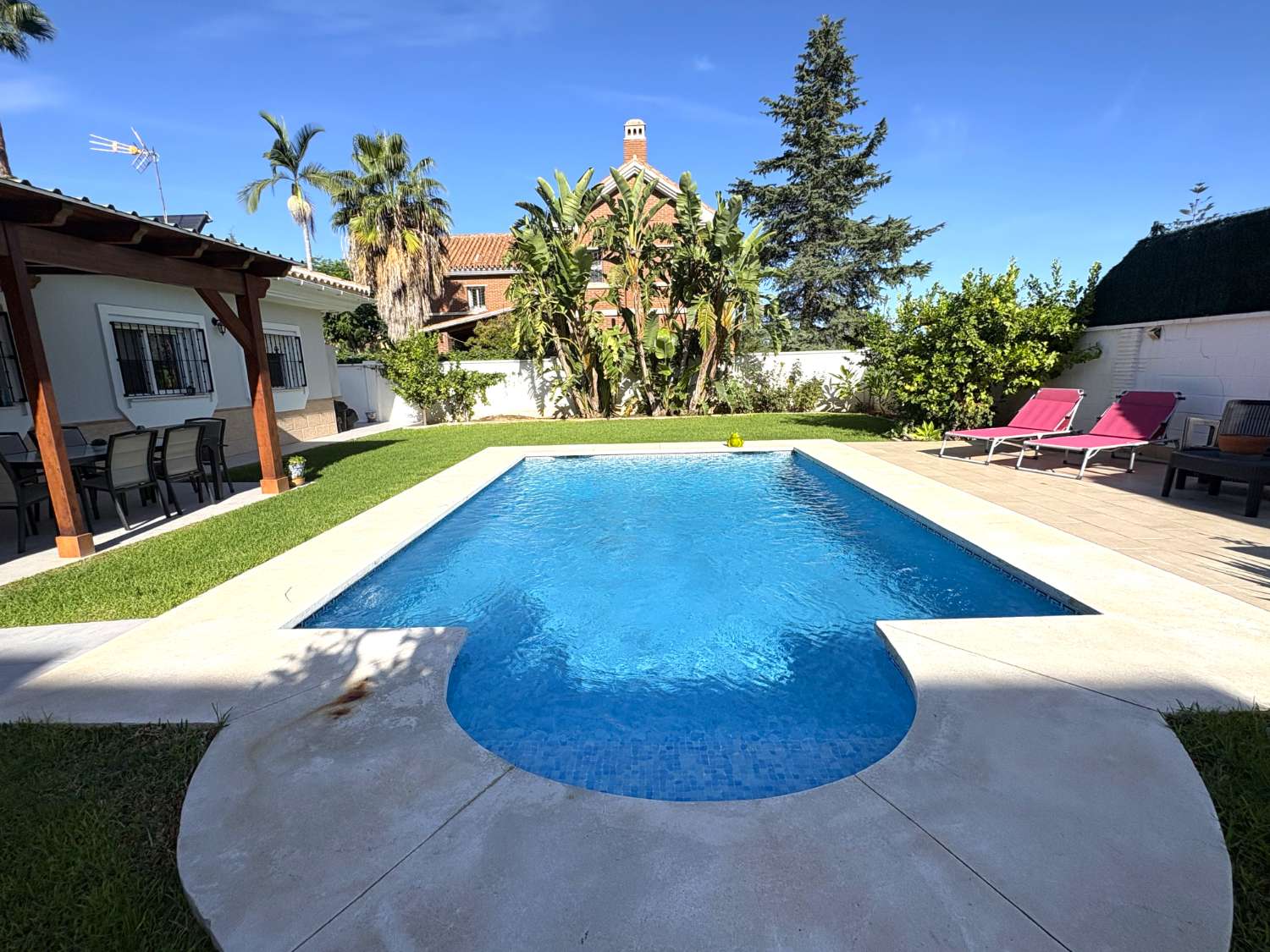 Chalet independiente en una sola planta con piscina y jardín en Alhaurín de la Torre