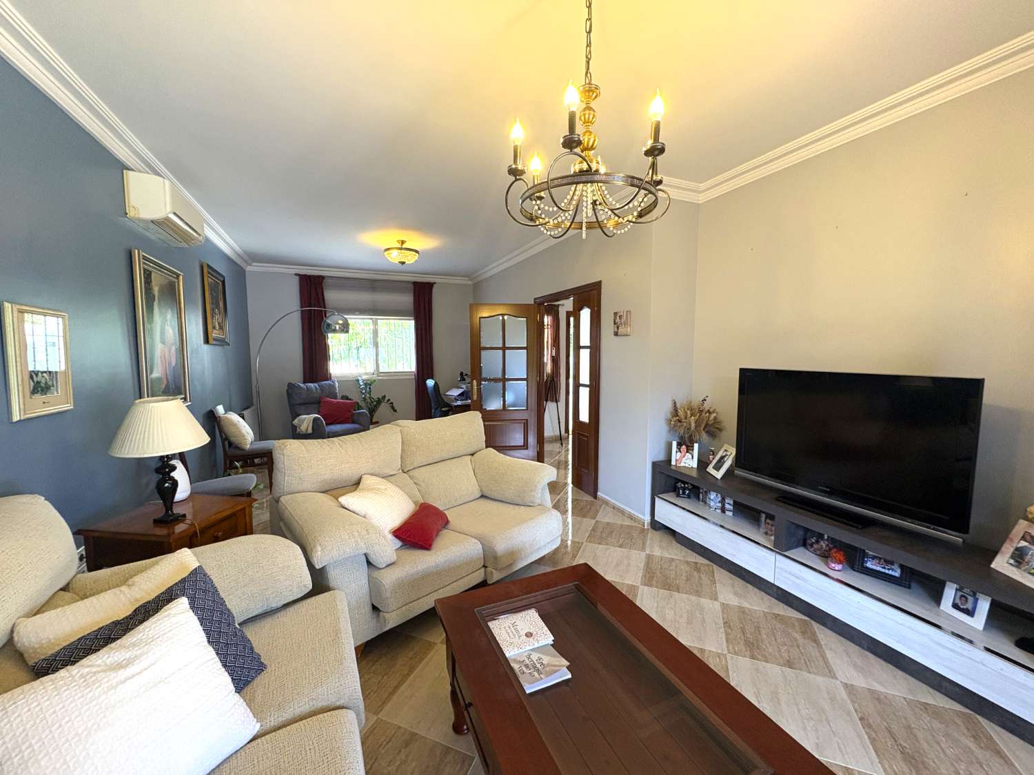 Chalet independiente en una sola planta con piscina y jardín en Alhaurín de la Torre