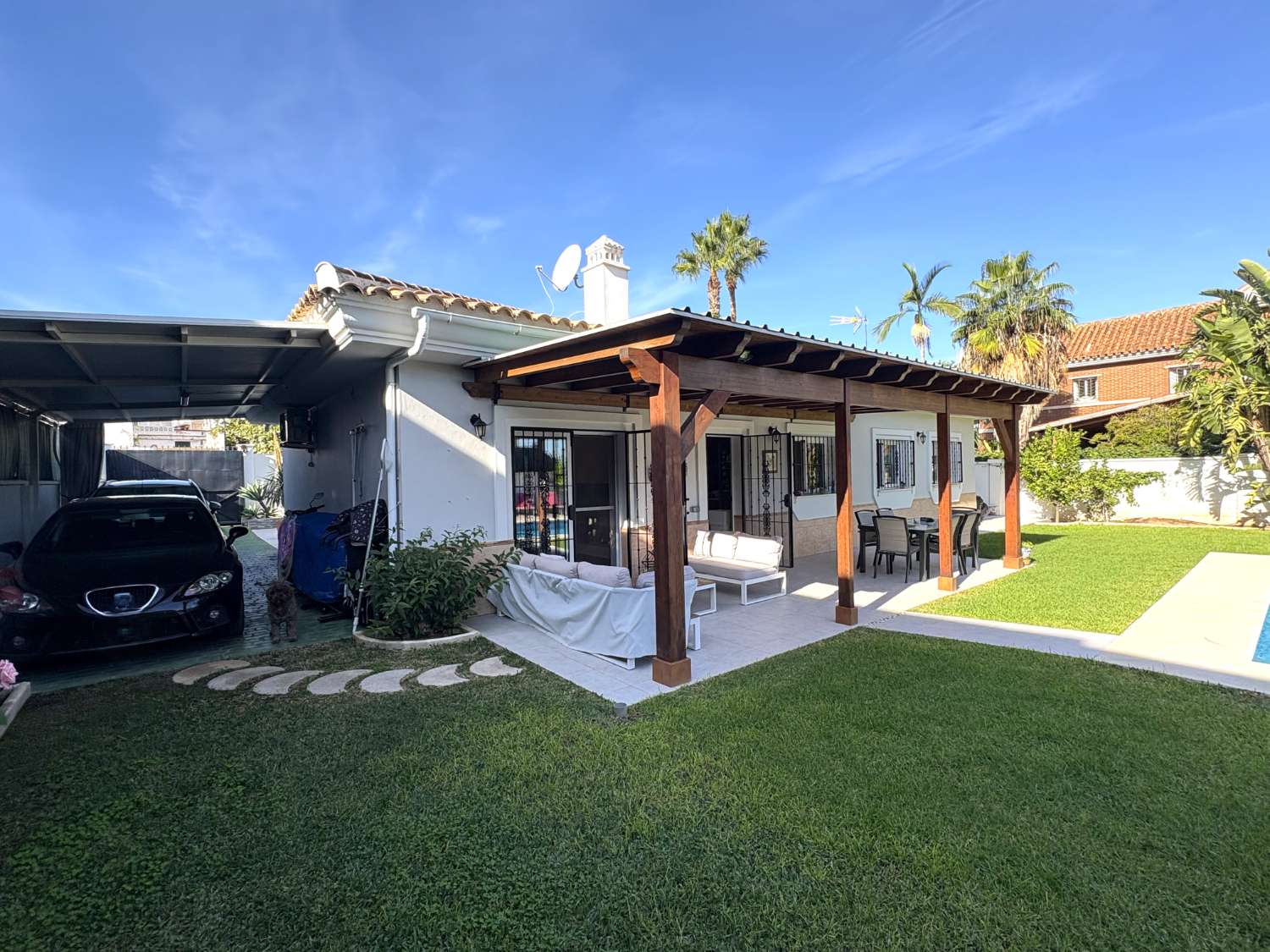 Chalet independiente en una sola planta con piscina y jardín en Alhaurín de la Torre