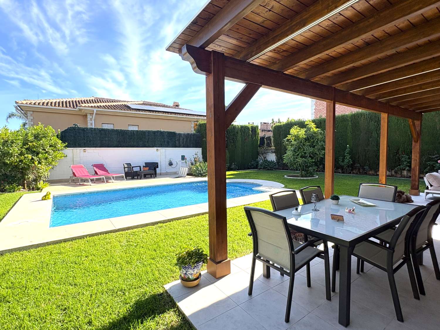 Chalet independiente en una sola planta con piscina y jardín en Alhaurín de la Torre