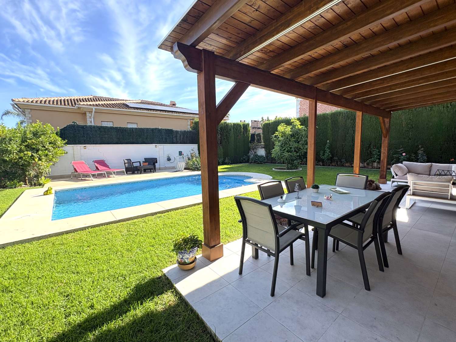 Chalet independiente en una sola planta con piscina y jardín en Alhaurín de la Torre