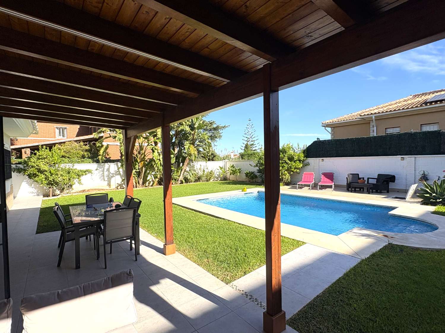 Chalet independiente en una sola planta con piscina y jardín en Alhaurín de la Torre