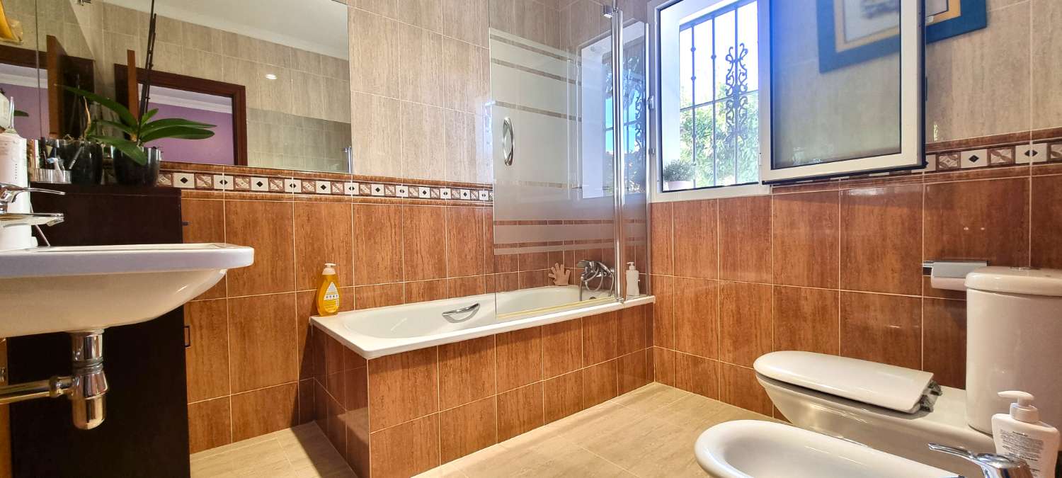 Chalet independiente en una sola planta con piscina y jardín en Alhaurín de la Torre