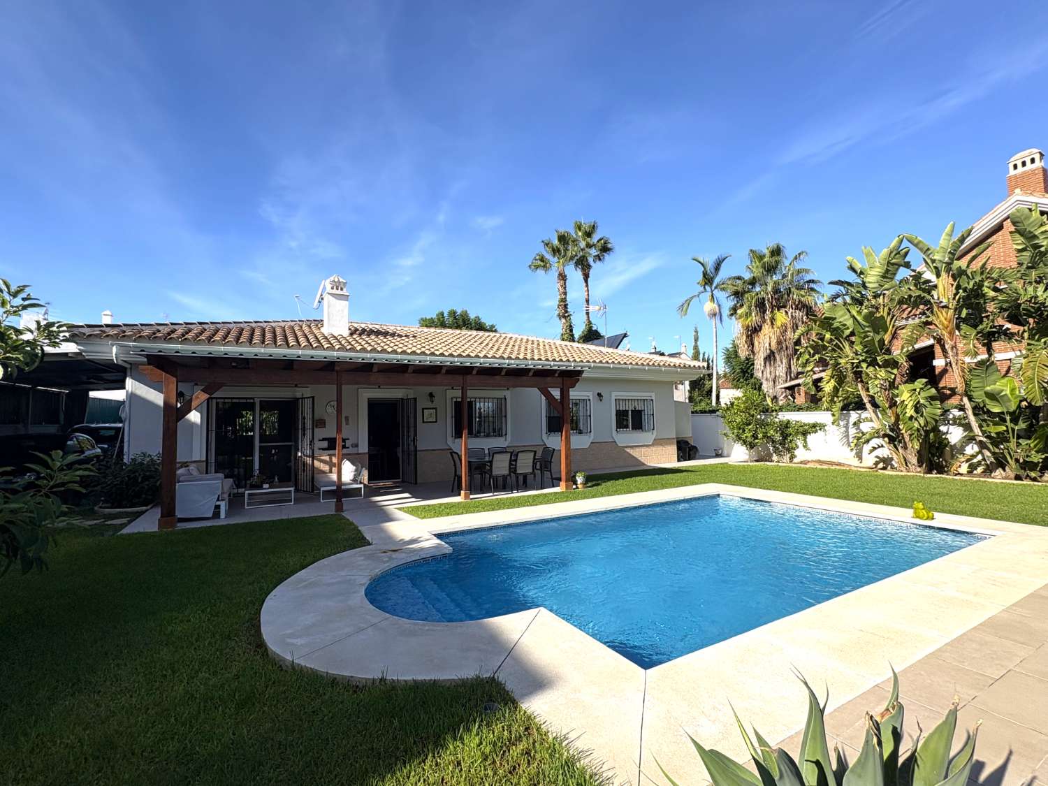 Chalet independiente en una sola planta con piscina y jardín en Alhaurín de la Torre