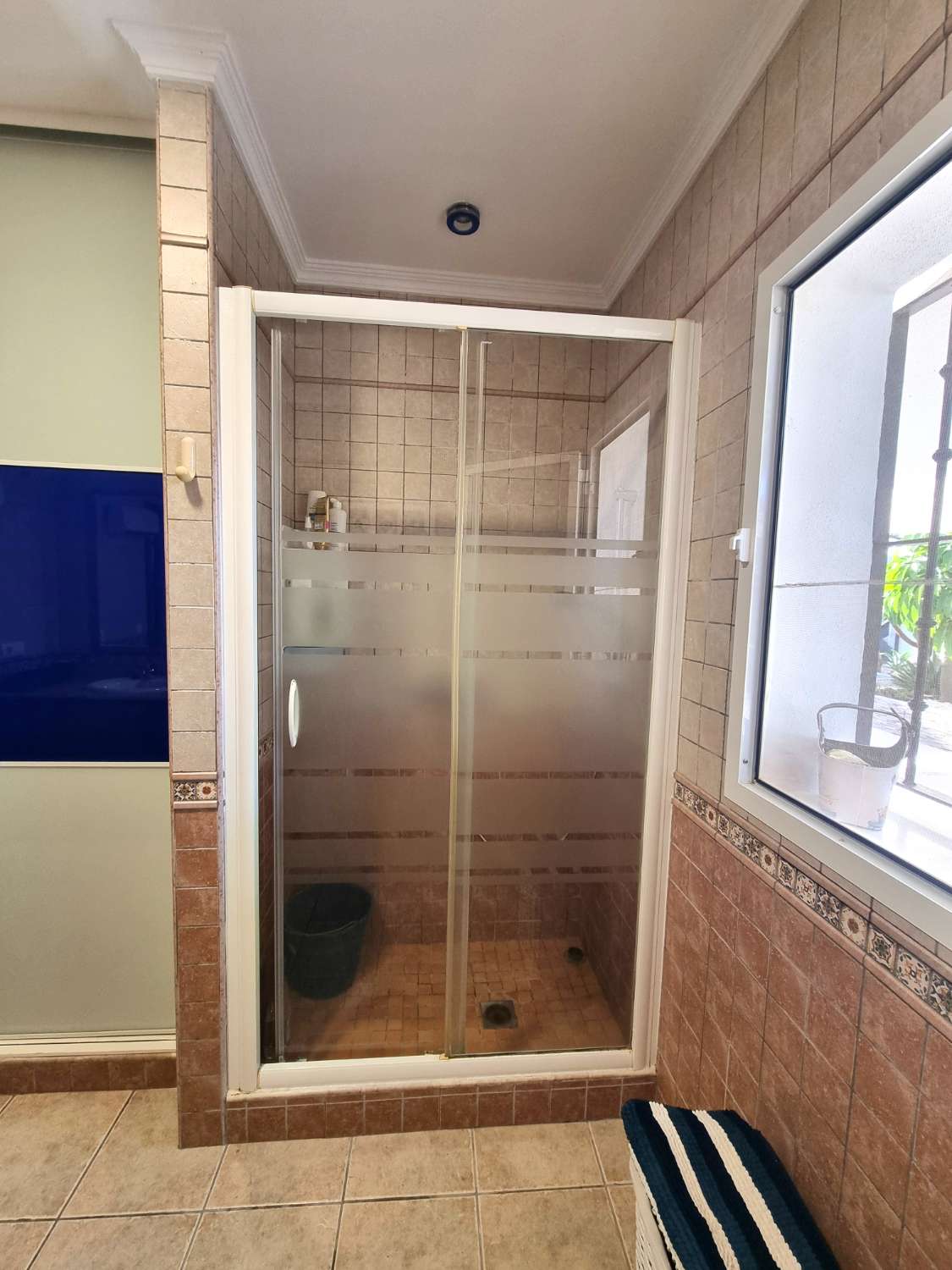 Chalet independiente en una sola planta con piscina y jardín en Alhaurín de la Torre