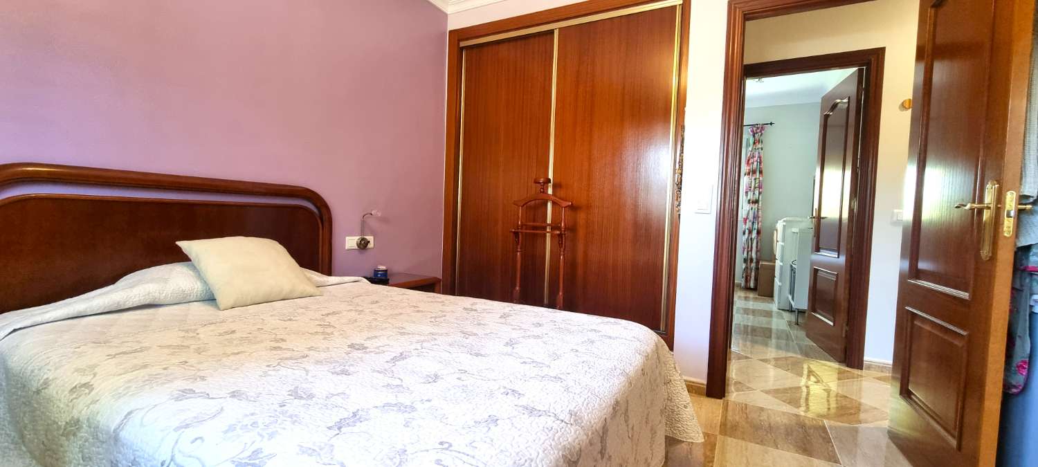 Chalet independiente en una sola planta con piscina y jardín en Alhaurín de la Torre