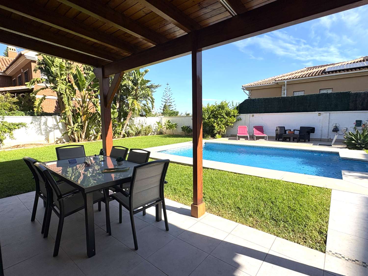 Chalet independiente en una sola planta con piscina y jardín en Alhaurín de la Torre