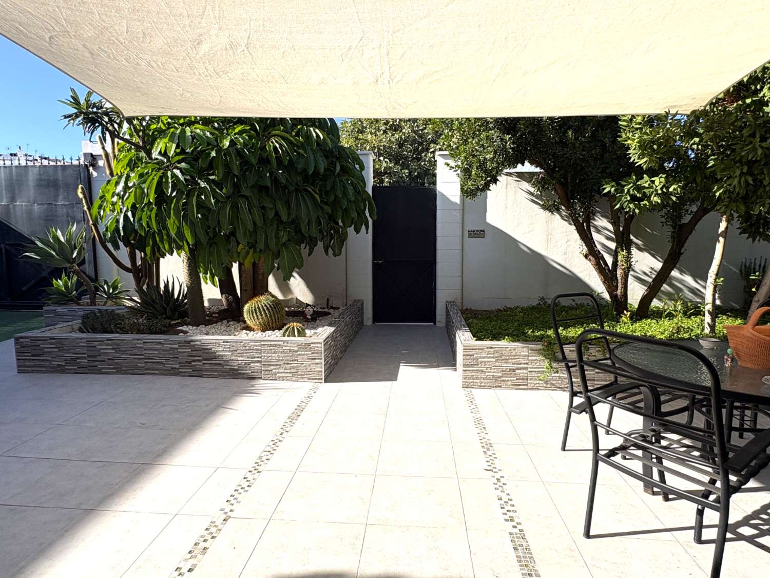 Chalet independiente en una sola planta con piscina y jardín en Alhaurín de la Torre