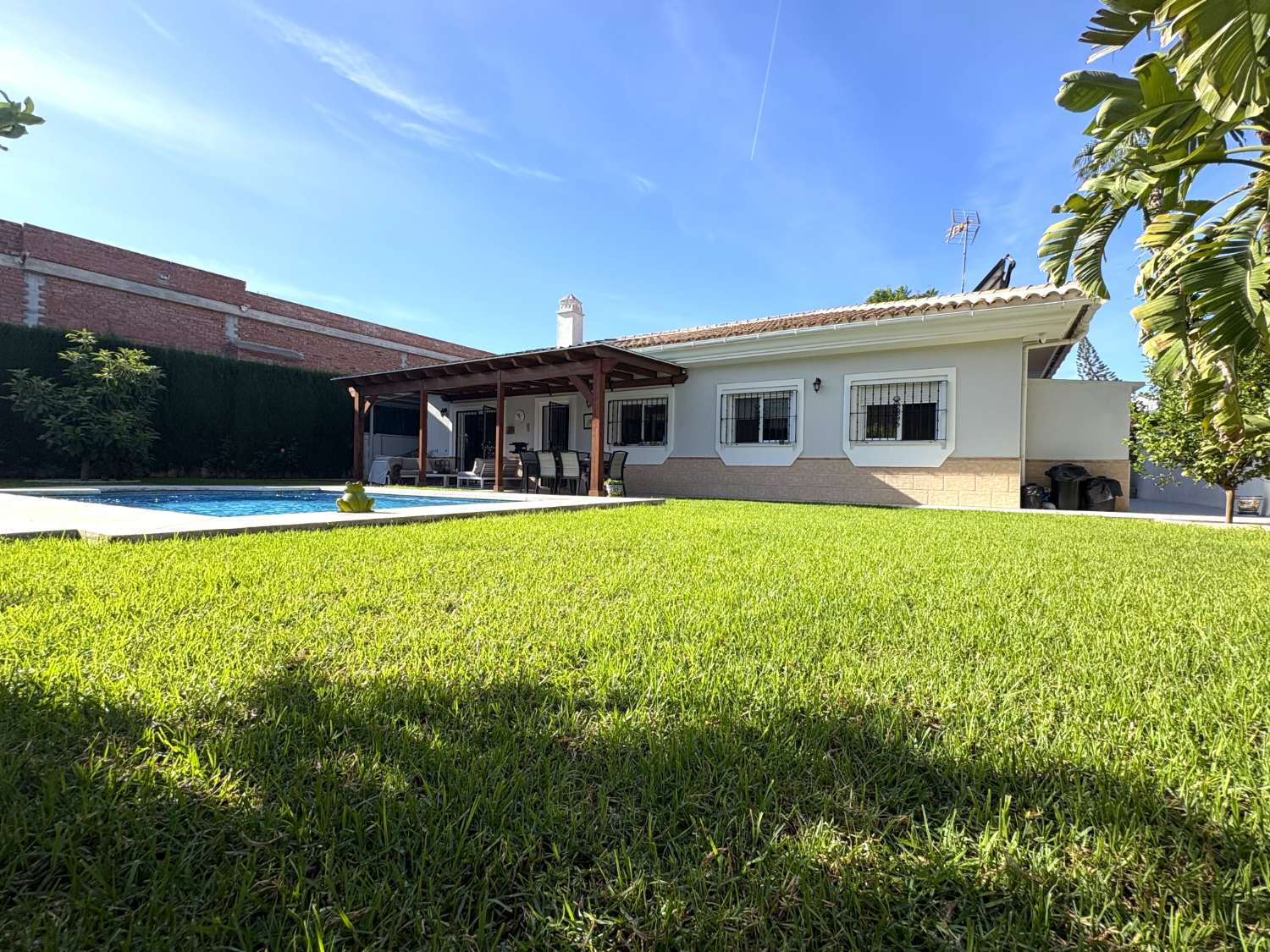 Chalet independiente en una sola planta con piscina y jardín en Alhaurín de la Torre